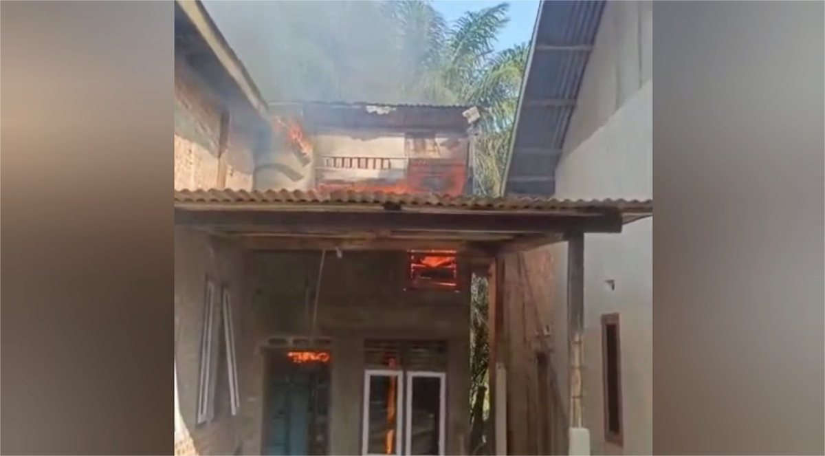Korsleting Listrik Picu Kebakaran Hebat di Muara Bulian, 1 Rumah Warga Ludes Terbakar
