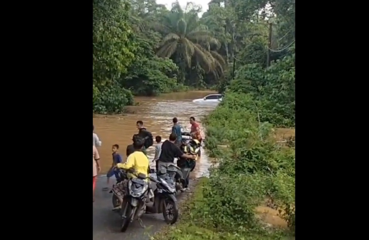 Nekat Terobos Banjir di Dusun Tanjung Belit, Mobil Kepala Dusun Mogok di Tengah Banjir