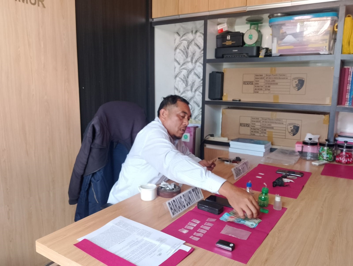 Edarkan Sabu di Kebun Sawit, Seorang Pengedar Ditangkap Bersama Dua Pemakai