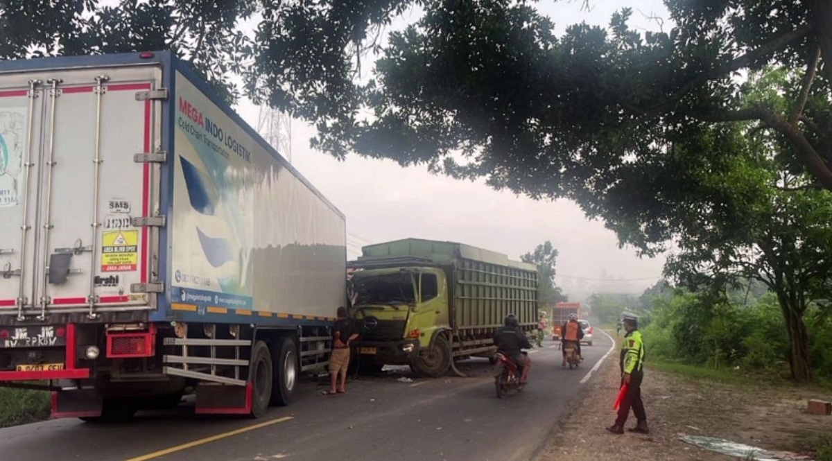 Mobil Hino Truk VS Mobil Hino Refrigerator Adu Kambing Di Jalan Lintas Jambi - Merlung