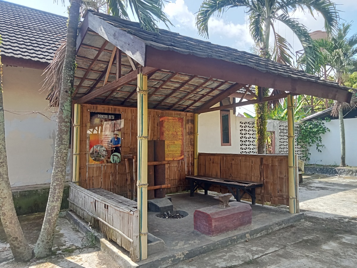 Koleksi Pandai Besi di Museum Siginjai Ungkap Tradisi Pembuatan Senjata Tradisional Jambi