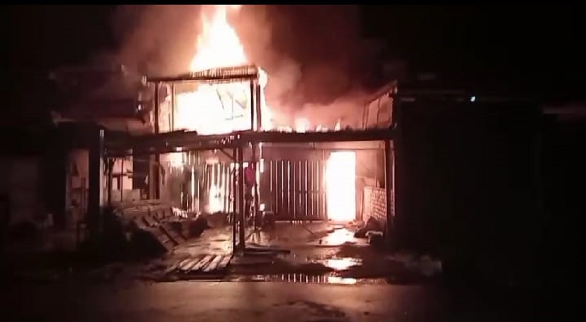 Kebakaran Hebat Hanguskan 15 Rumah Warga di Pandan Jaya, Diduga Akibat Korsleting Listrik