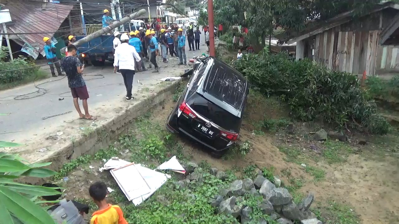 Mobil PNS Muaro Jambi Tabrak Tiang Listrik di Lorong Pattimura, Diduga Sopir Mengantuk Saat Berkendara