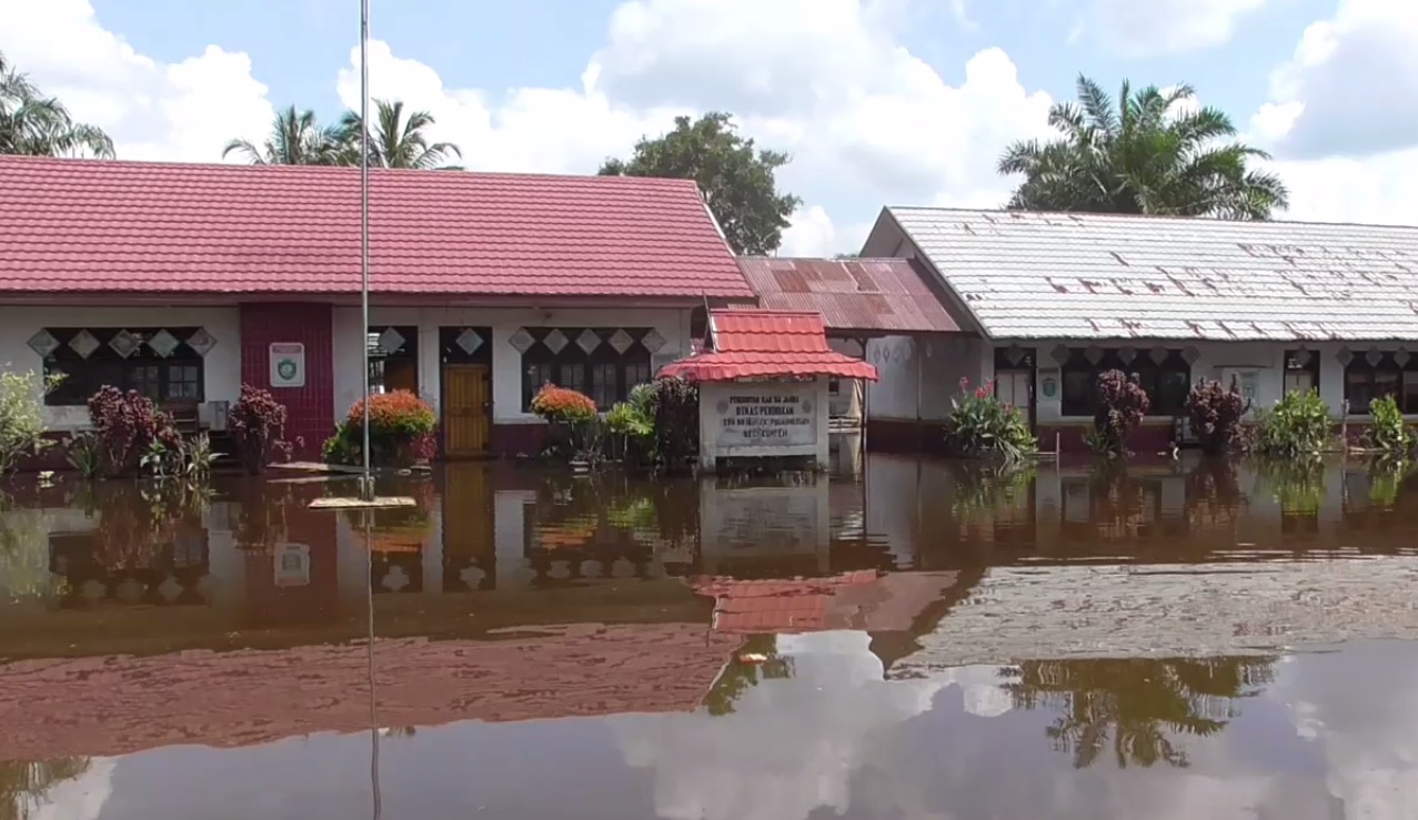 Banjir di SD Negeri 16 Pulau Mentaro Belum Surut, Siswa Masih Belajar Daring