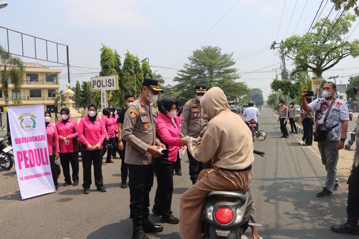 Peduli Kabut Asap, Kapolres Bungo Bagikan 1.000 Masker kepada Warga dan Pengendara