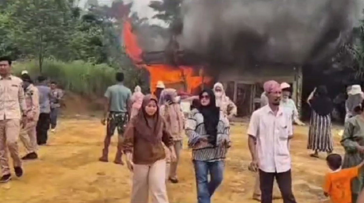 Diduga Jadi Tempat Prostitusi, Belasan Warung Remang-Remang Di Muaro Jambi Dibakar Massa