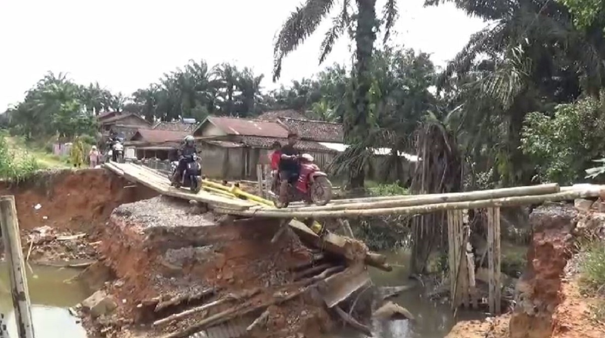 Pasca Diterjang Banjir, Jembatan Penghubung di Desa Suko Awin Jaya Amblas