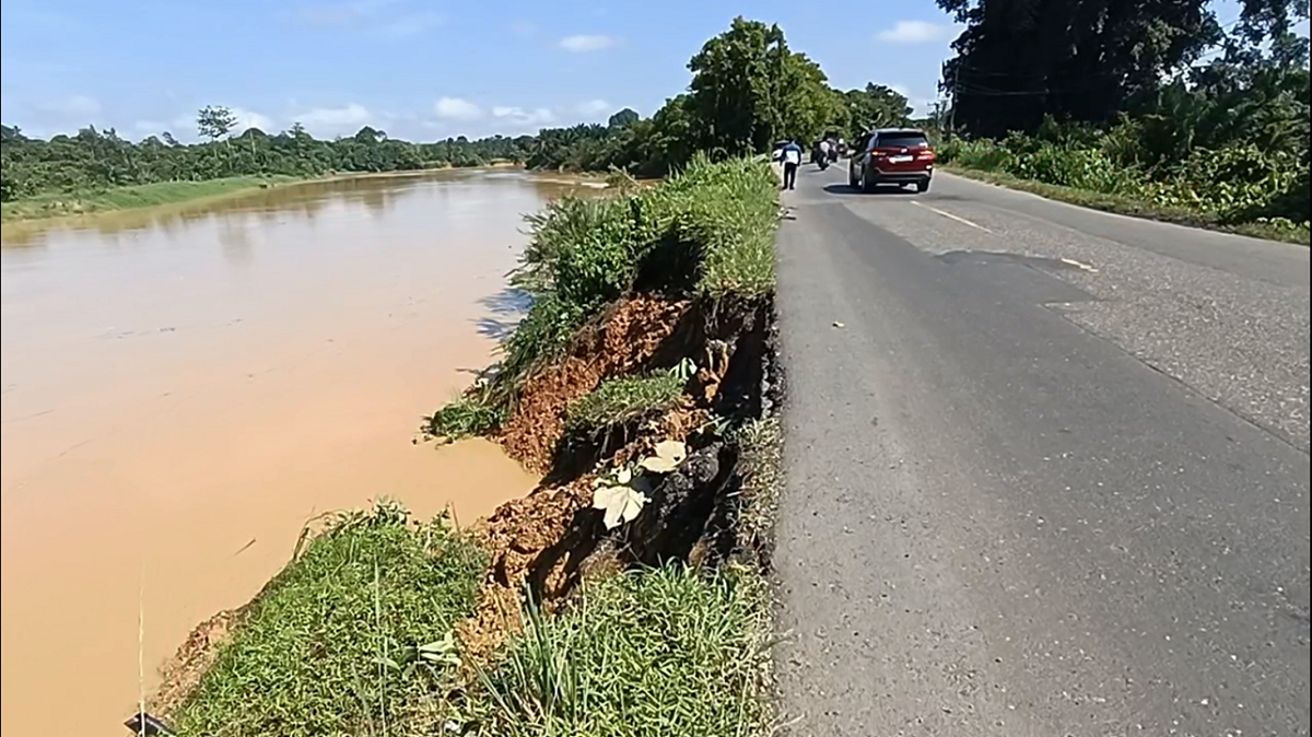 Akibat Tanah Longsor Akses Jalan Sarolangun - Jambi Terancam Putus 