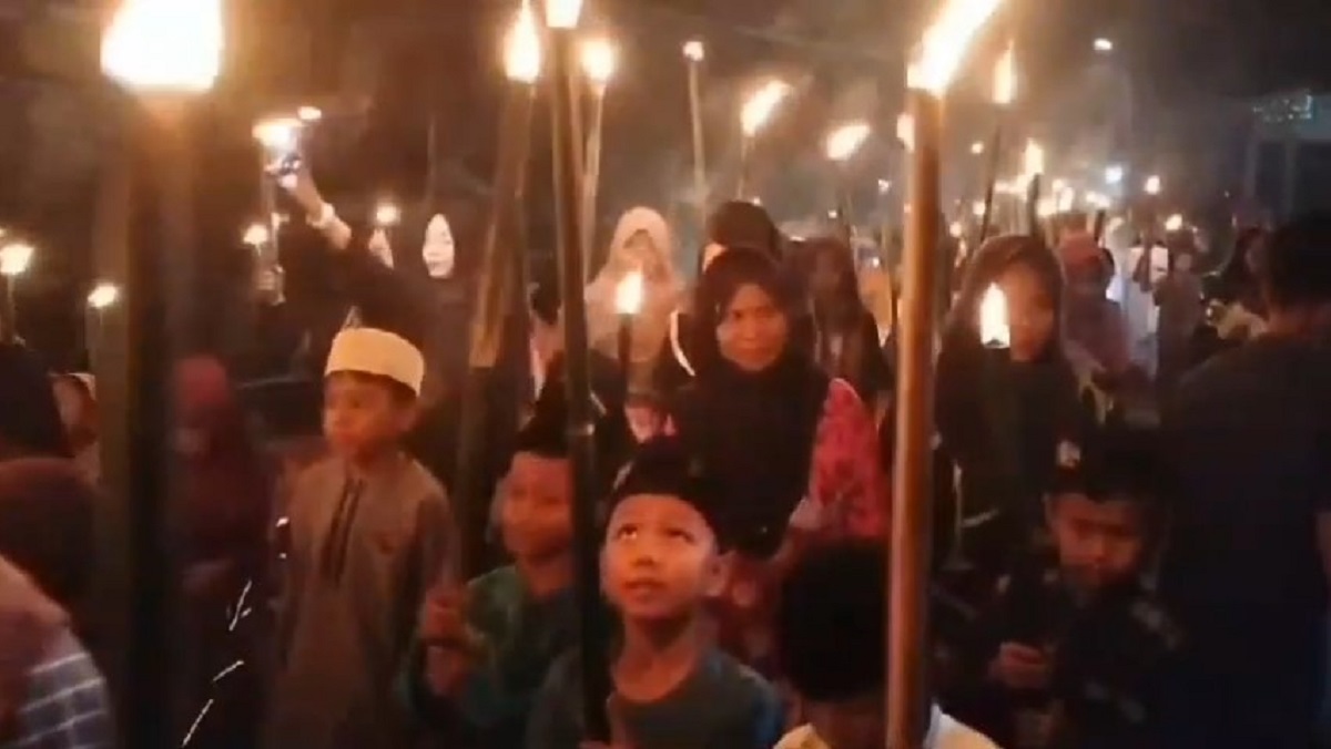 Peringatan Tahun Baru 1 Muharram 1446H, Warga Desa Tuo Ilir Gelar Pawai Obor