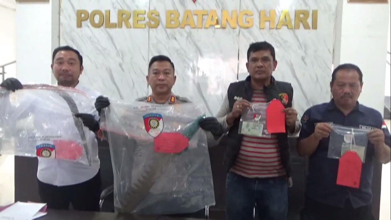 2 Pemuda Bersajam Ditangkap Polisi, Diduga Anggota Gangster dan Terlibat Curas di Batang Hari