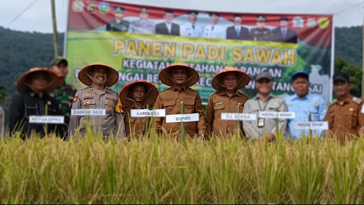Bupati Hurmin Ajak Petani Desa Sungai Bemban Maksimalkan Panen: Dari 2 kali Panen Jadi 3 kali Panen
