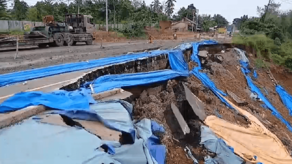 Longsor Di Jalan Nasional Jambi-Padang Semakin Melebar, Petugas Bersiaga Di Lokasi