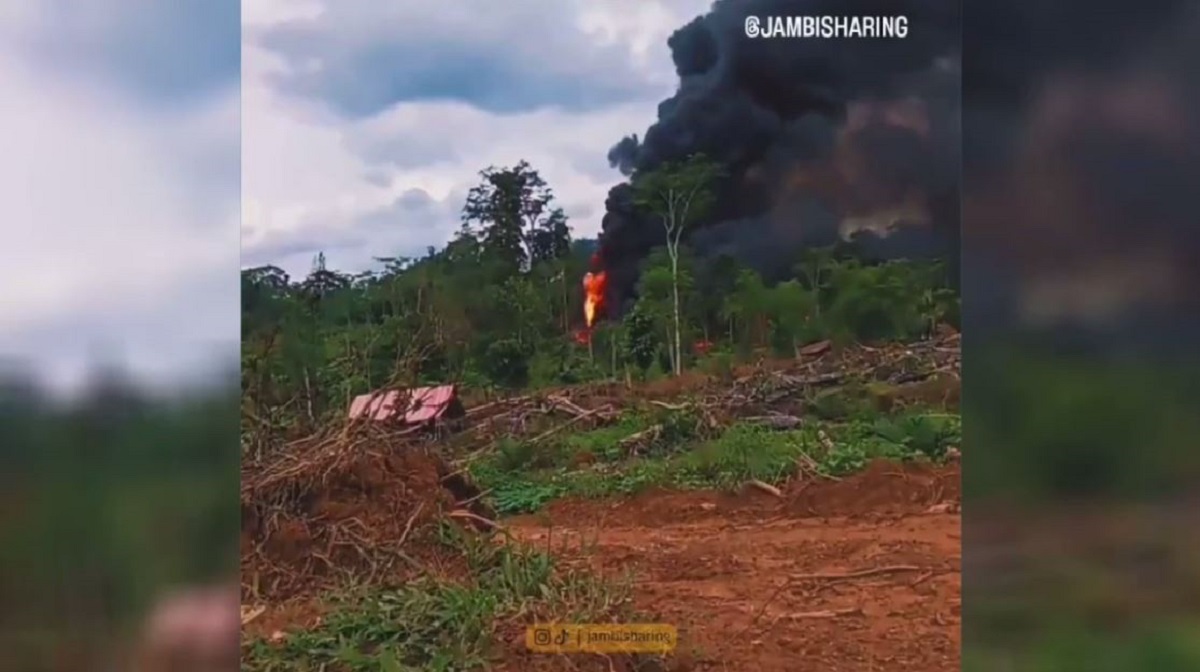 Sumur Minyak Ilegal di Desa Jebak Kabupaten Batanghari Kembali Terbakar