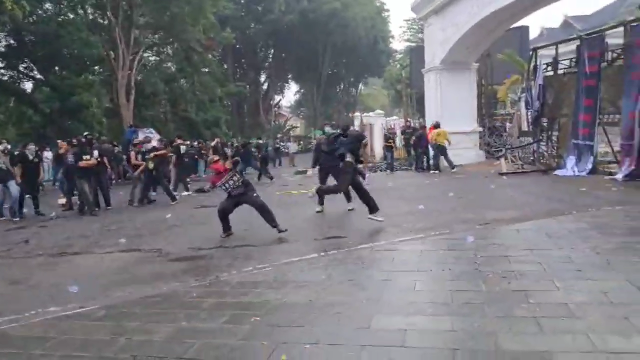 Demo Karhutla di Jambi Memanas, Massa Lempari Polisi dengan Kotoran Sapi