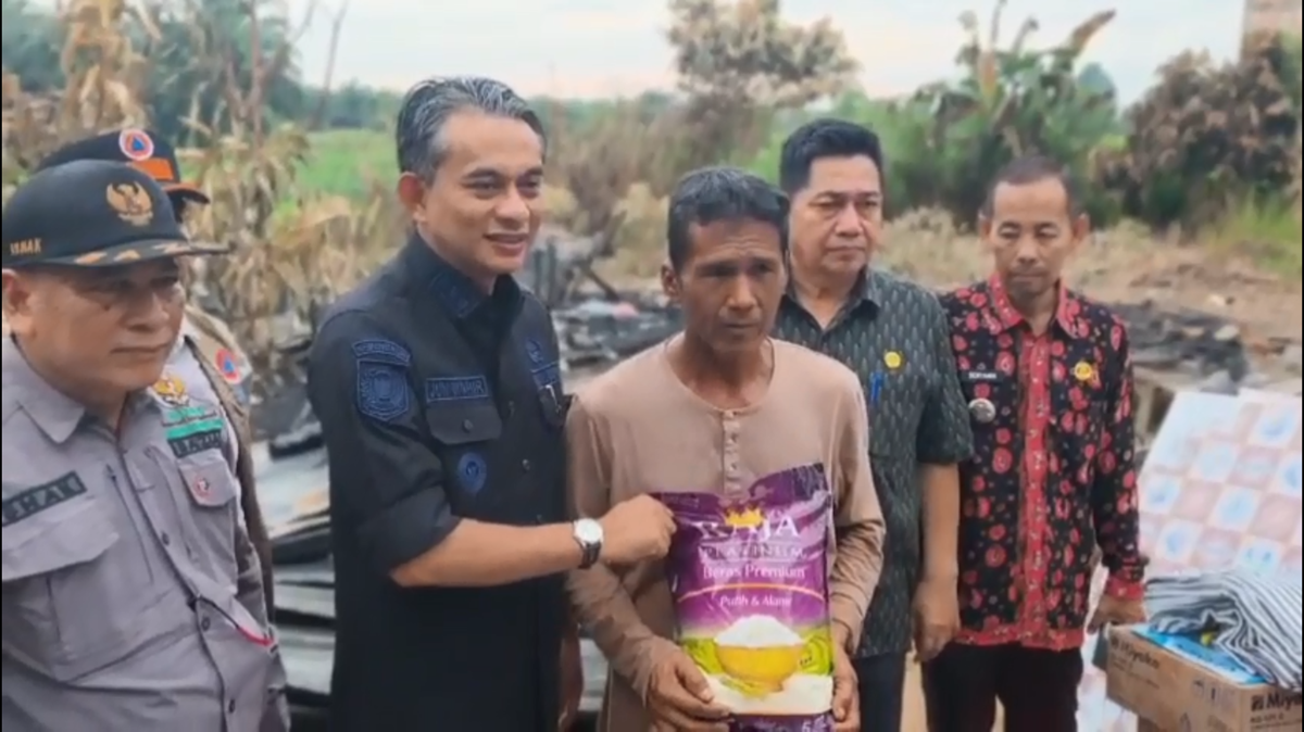 Tiga Rumah Hangus Terbakar, Pemkab Muaro Jambi Serahkan Bantuan untuk Korban