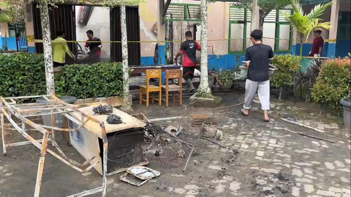 SMPN 20 Kota Jambi Pulihkan Sekolah Pasca Kebakaran, Guru Lakukan Gotong Royong