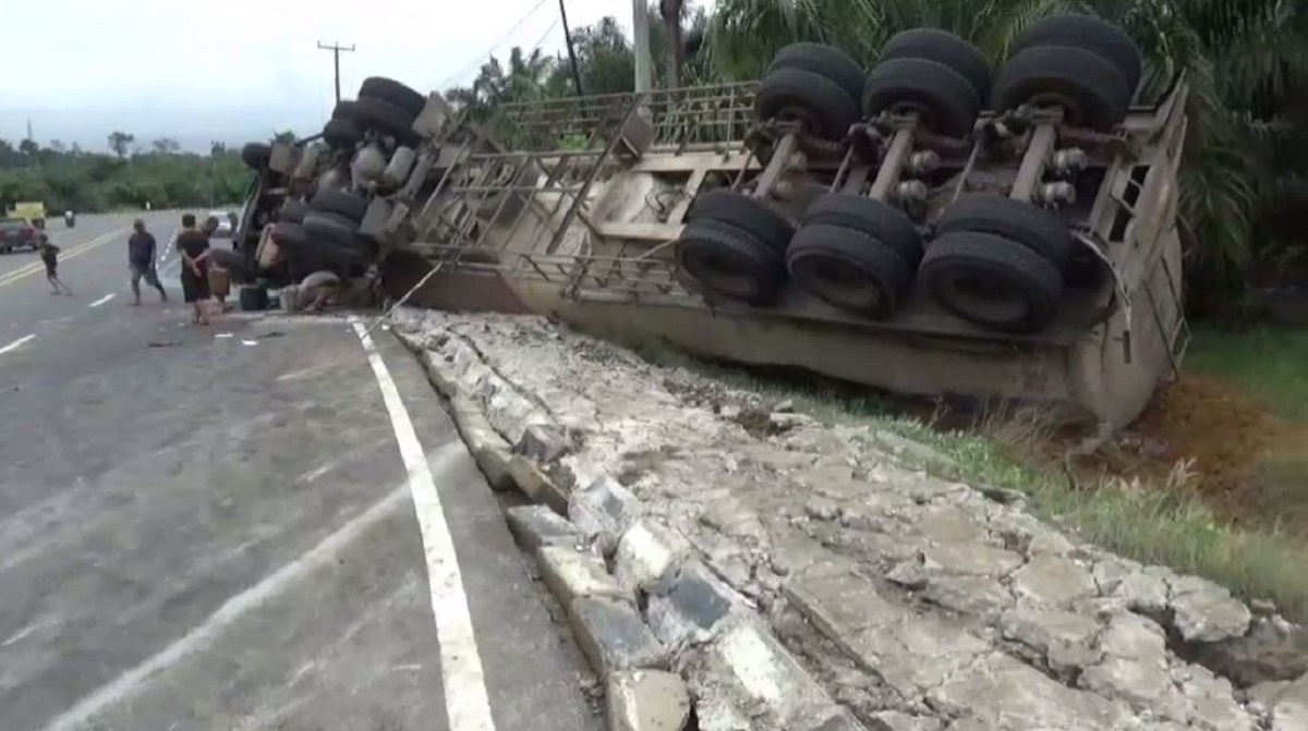 Seorang Pengendara Motor Tewas Usai Dihantam Truk Tangki di Jalan Lintas Tebo-Bungo