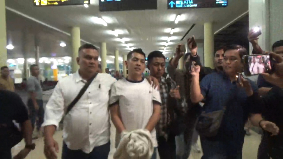 Tiba di Bandara Sultan Thaha Jambi, Ko Apex Dikawal Polisi dengan Tangan Diborgol Ditutupi Pakaian
