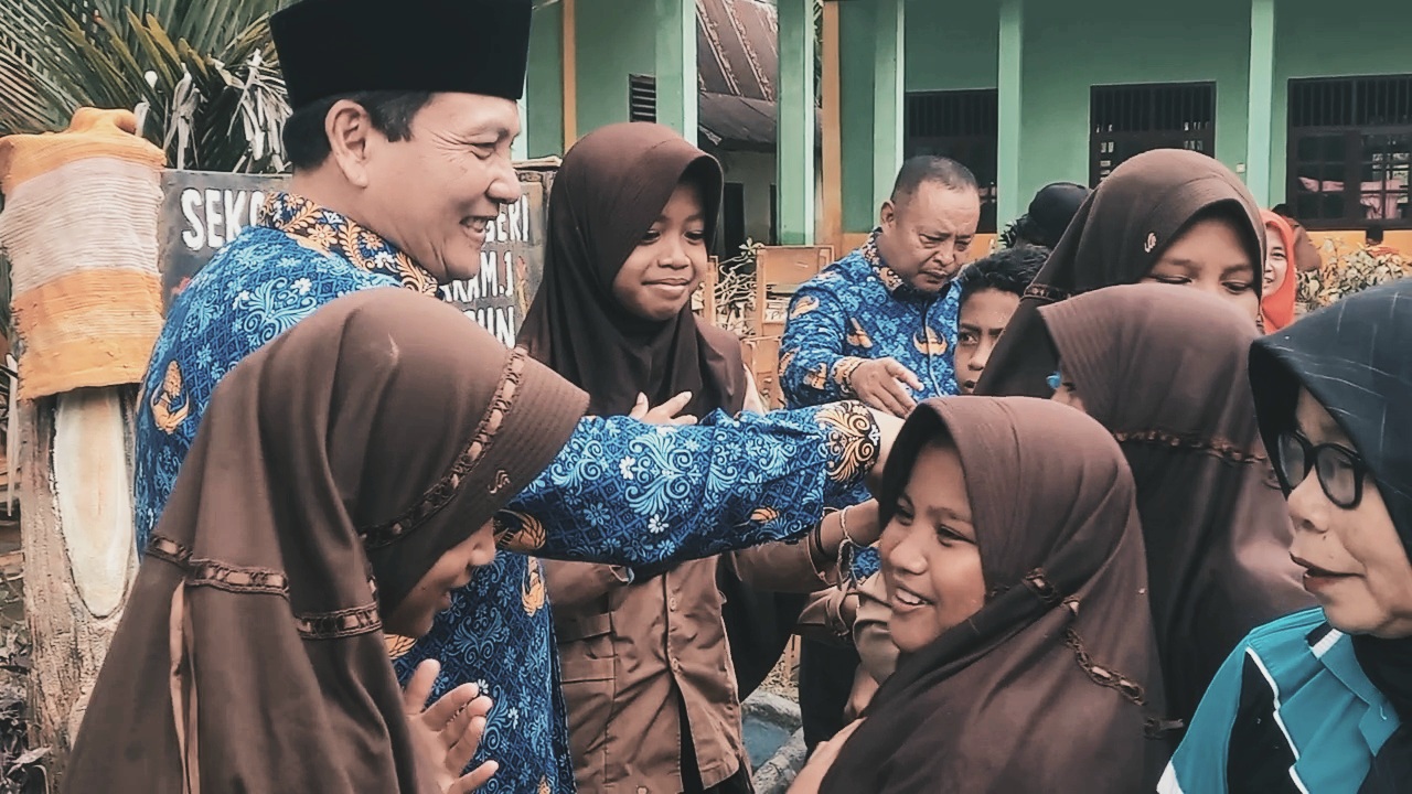 Tinjau Sekolah Terdampak Banjir, Pj Bupati Sarolangun Beri Semangat Para Siswa 