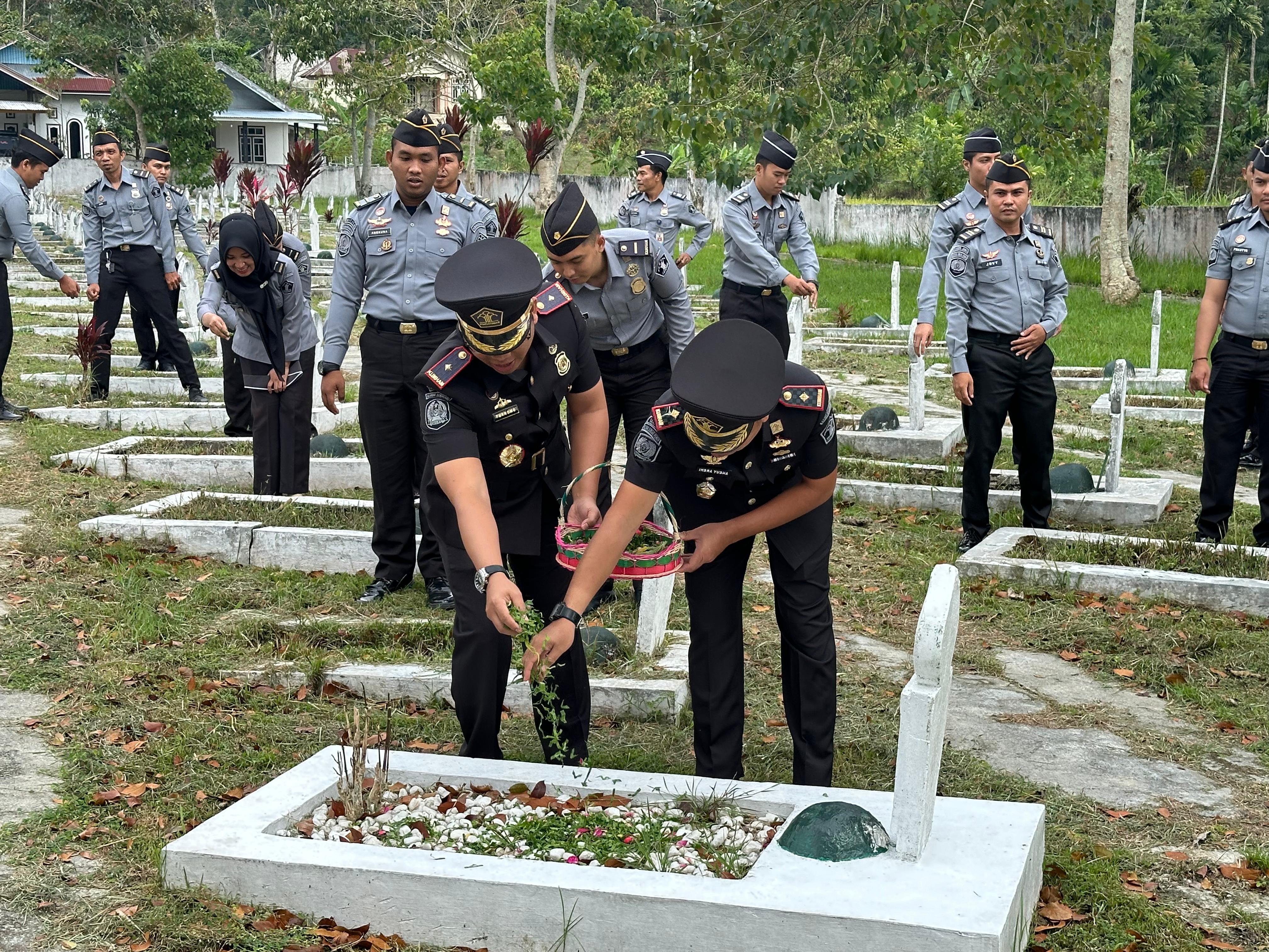 Imigrasi Kerinci Bersama Rutan Sungai Penuh Ziarah dan Tabur Bunga di Makam Pahlawan Bhakti Kerinci