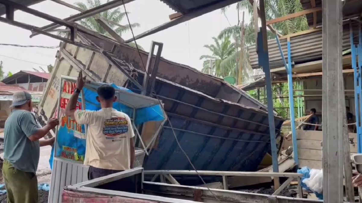 Truk Muatan Batubara Hantam Warung Warga Di Muara Bulian