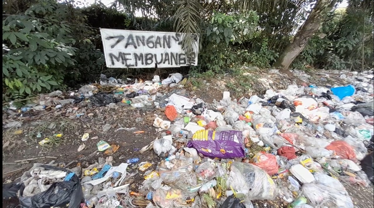 Tumpukan Sampah Ganggu Pemandangan di Simpang Sungai Duren