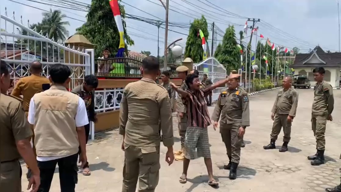 Sejumlah Warga SAD Mengamuk di Depan Gedung DPRD Batanghari