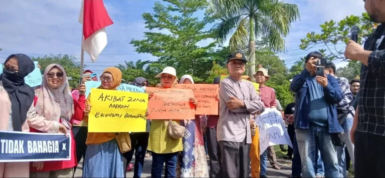 Penolakan zona merah Pertamina dari Emak-emak