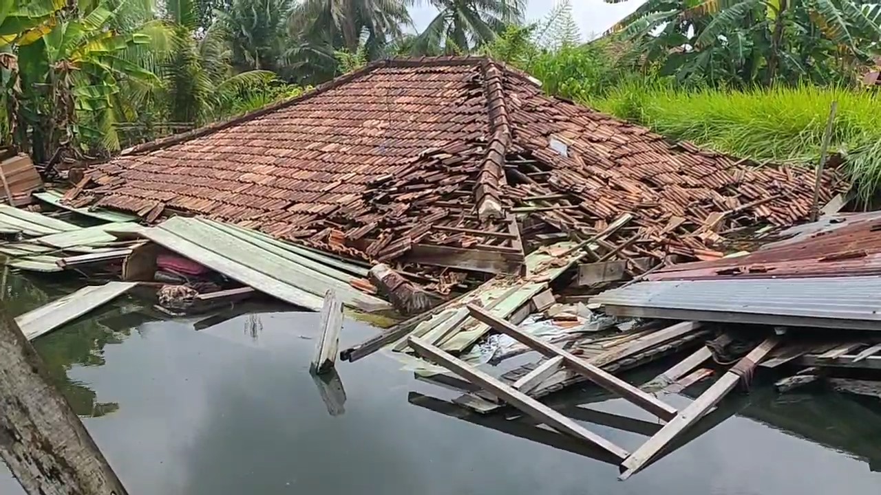 Satu Rumah Roboh di Tanjung Raden Akibat Dilanda Banjir, Indah Panik Rumah Tiba-Tiba Bergoyang