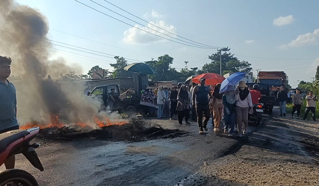 Protes Operasional PT.SMM, Masyarakat Pelawan Jaya Tutup Akses jalan Sumatera di Sarolangun 