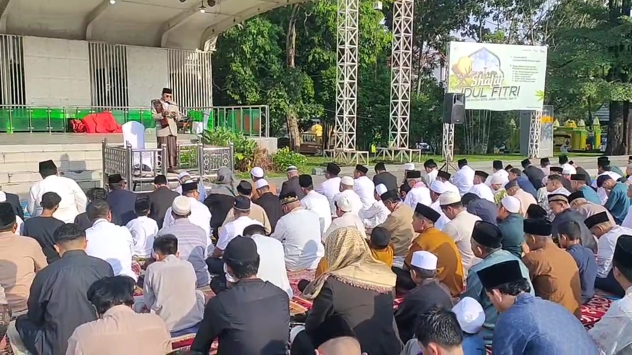 PJ Walikota Jambi Sri Purwaningsih Sholat Idul Fitri di Balaikota