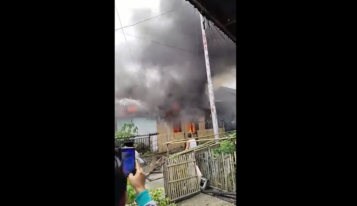4 Rumah Warga Desa Pendung Hilir Dilalap Si Jago Merah