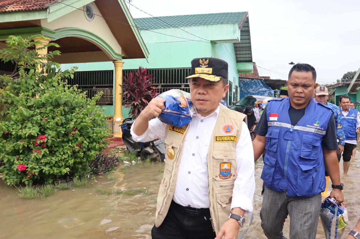 Gubernur AL Haris Pikul Beras Antarkan Bantuan Banjir ke Seberang Kota Jambi