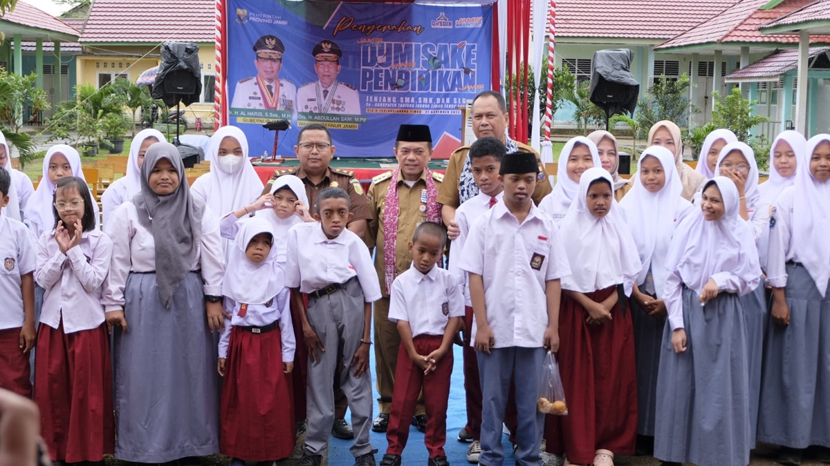 Gubernur Al Haris Berikan Bantuan Pendidikan Dumisake Untuk 17 Sekolah di Tanjung Jabung Timur