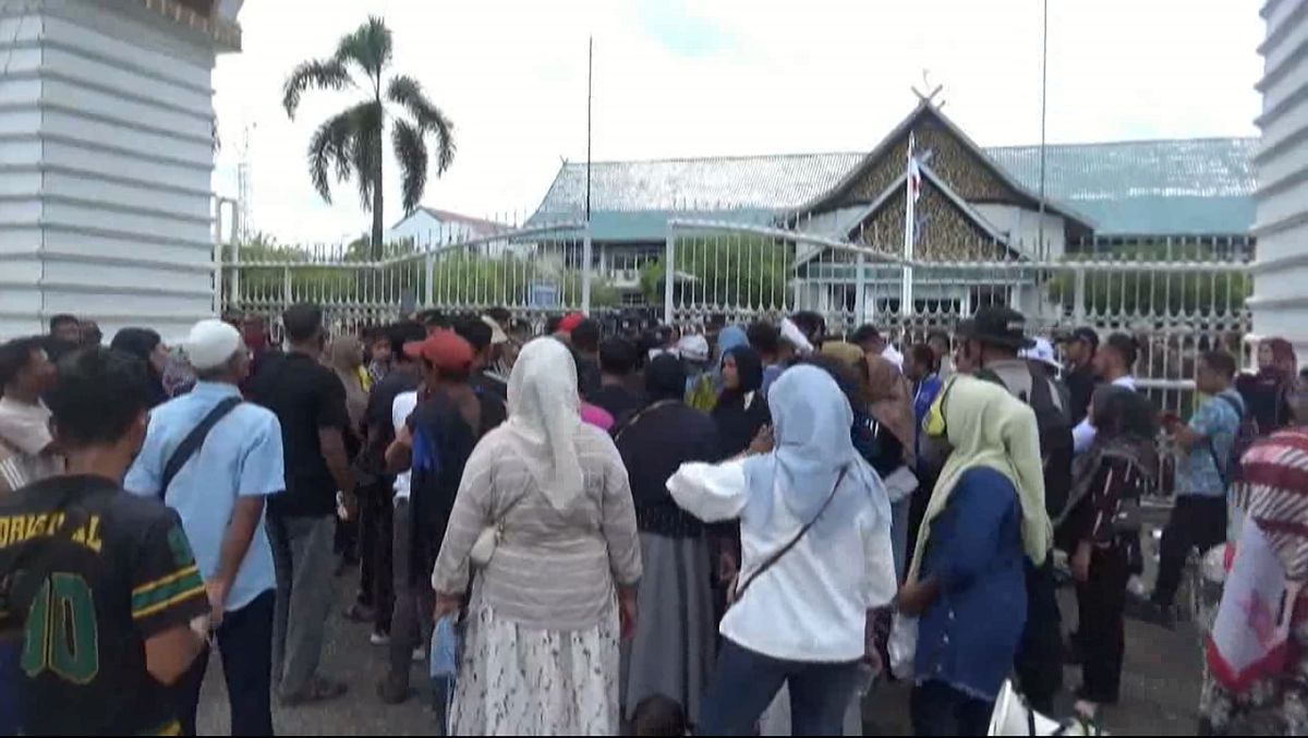 Ratusan Warga Desa Benteng Rendah Lakukan Unjuk Rasa, Minta Pemkab Cabut Jabatan Kepala Desa