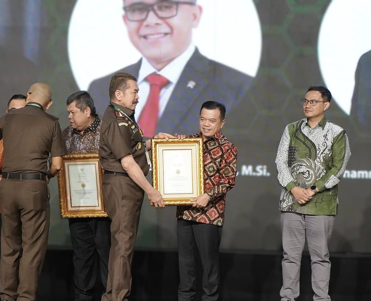 Jaksa Agung Burhanuddin Berikan Penghargaaan Kepada Gubernur Jambi Al Haris, Anugerah R.Soeprapto Award 2024