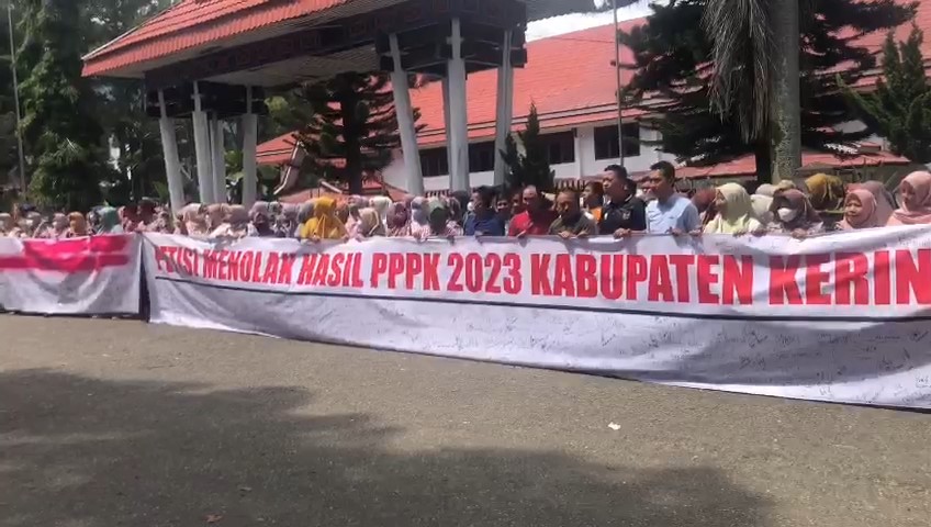 Unjuk Rasa Tolak Hasil PPPK di Kerinci, Ratusan Peserta yang Tidak Lulus Bongkar Sejumlah Kejanggalan