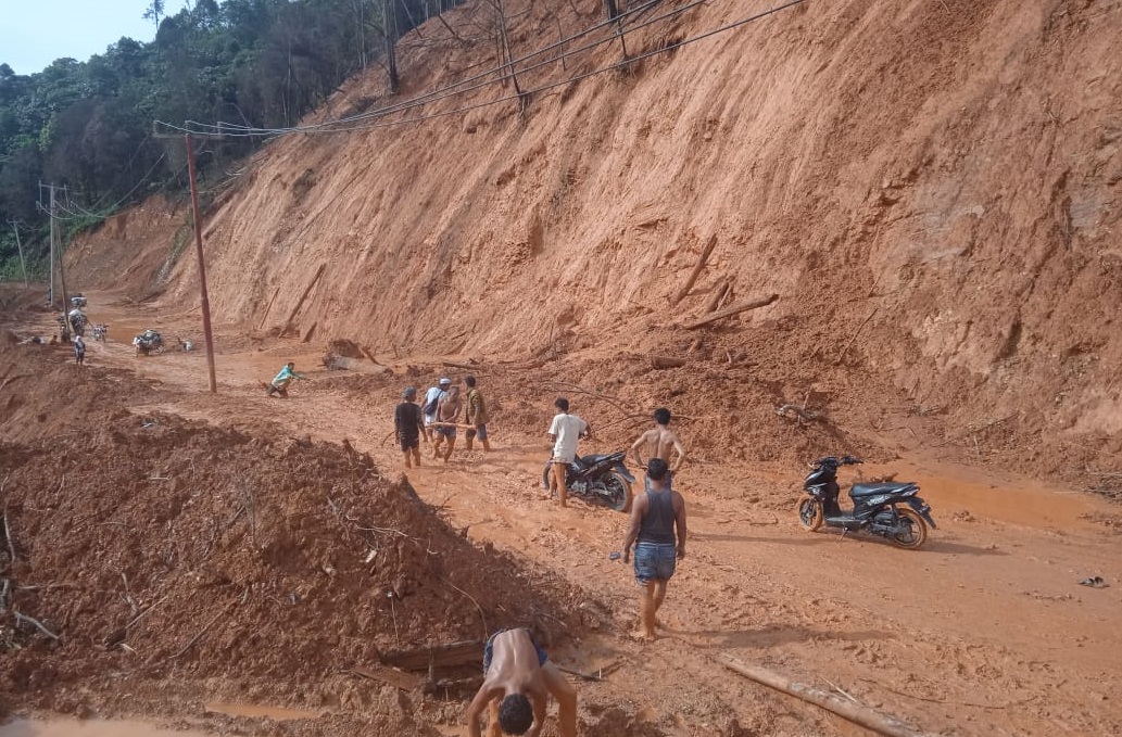 Jalan Kawasan Bukit Rayo Batang Asai Tertimbun Longsor 