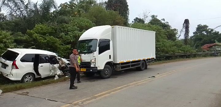 Mobil Paket Box Tabrak Mini Bus, 2 Orang di Larikan ke RS STS Tebo