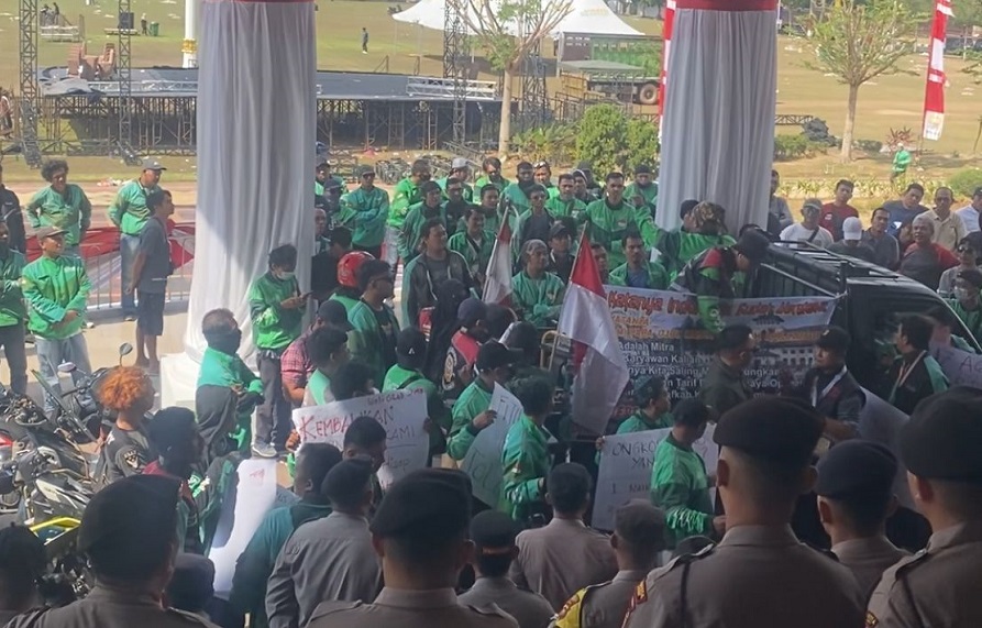 Setelah Kantor Grab, Ratusan Ojol Kota Jambi Demo di Depan Kantor Gubernur Jambi 