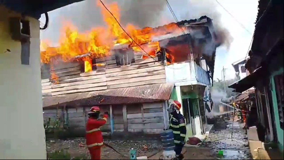 Kebakaran Hebat Habiskan 12 Rumah di RT 05 Kelurahan Rawasari, Kota Jambi