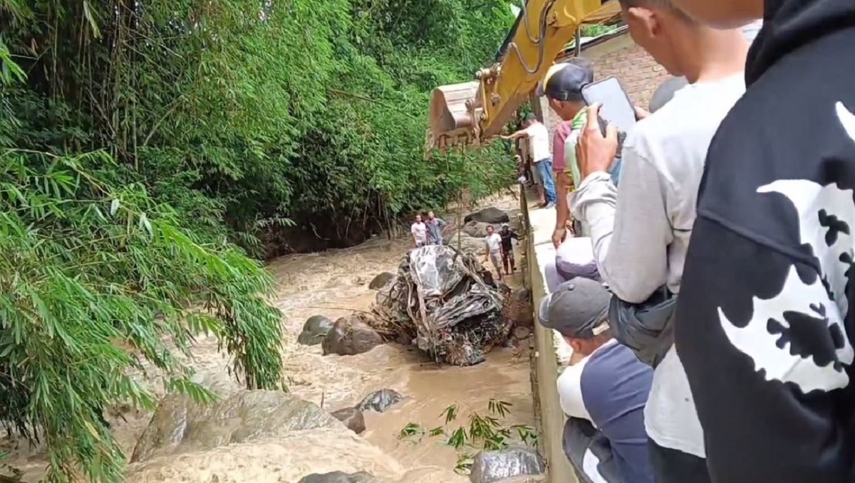 Banjir Bandang Terjang Kota Sungai Penuh, 1 Mobil Warga Hanyut Dibawa Arus