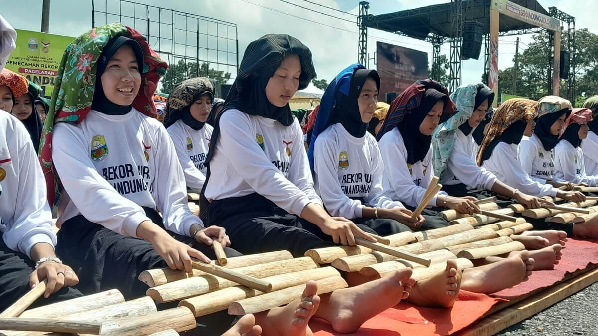 Kesenian Senandung Jolo Asli Punyo Muaro Jambi, Ribuan Siswa Berjuang Pecahkan Rekor Muri