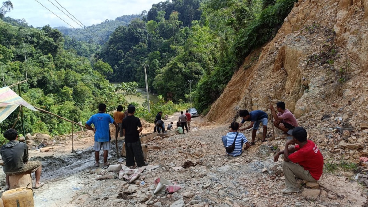 Akses Jalan Menuju 7 Desa Di Sarolangun Rusak, Warga Swadaya Perbaiki Sendiri 