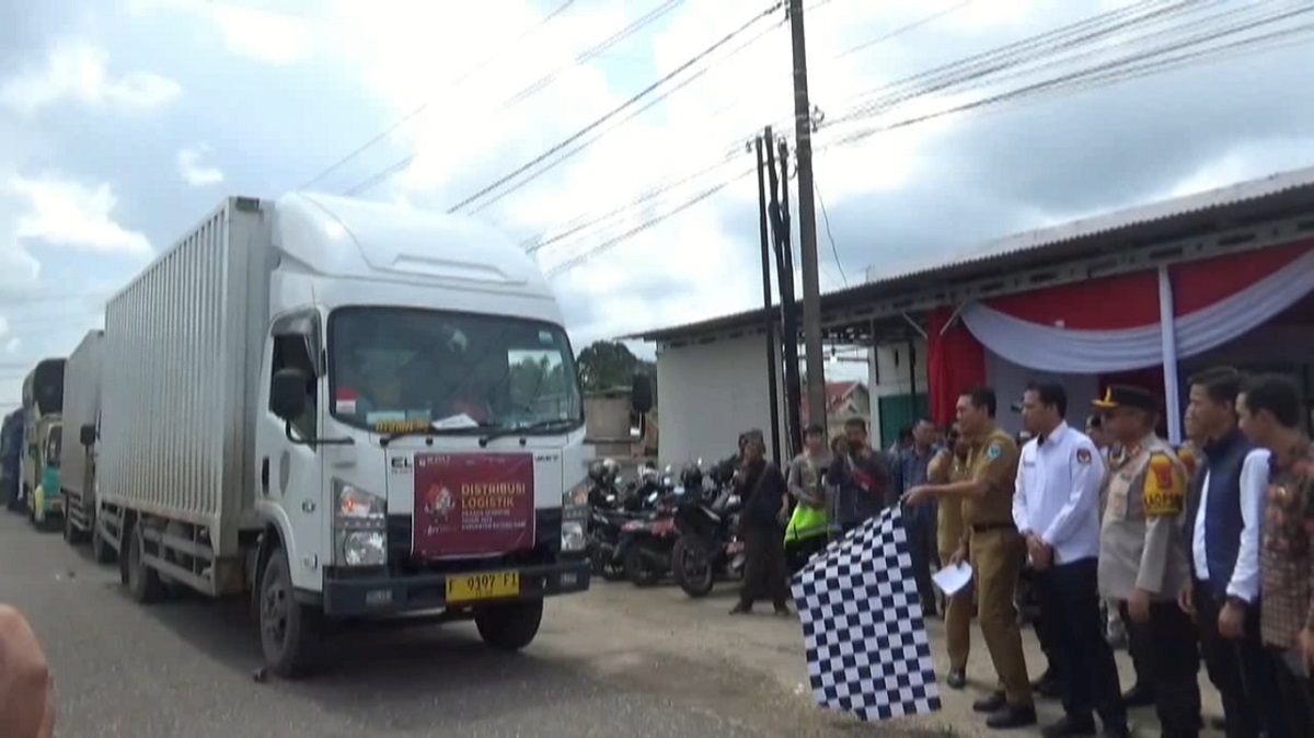 Keberangkatan Logistik Dilepas Bupati Mhd. Fadhil Arief