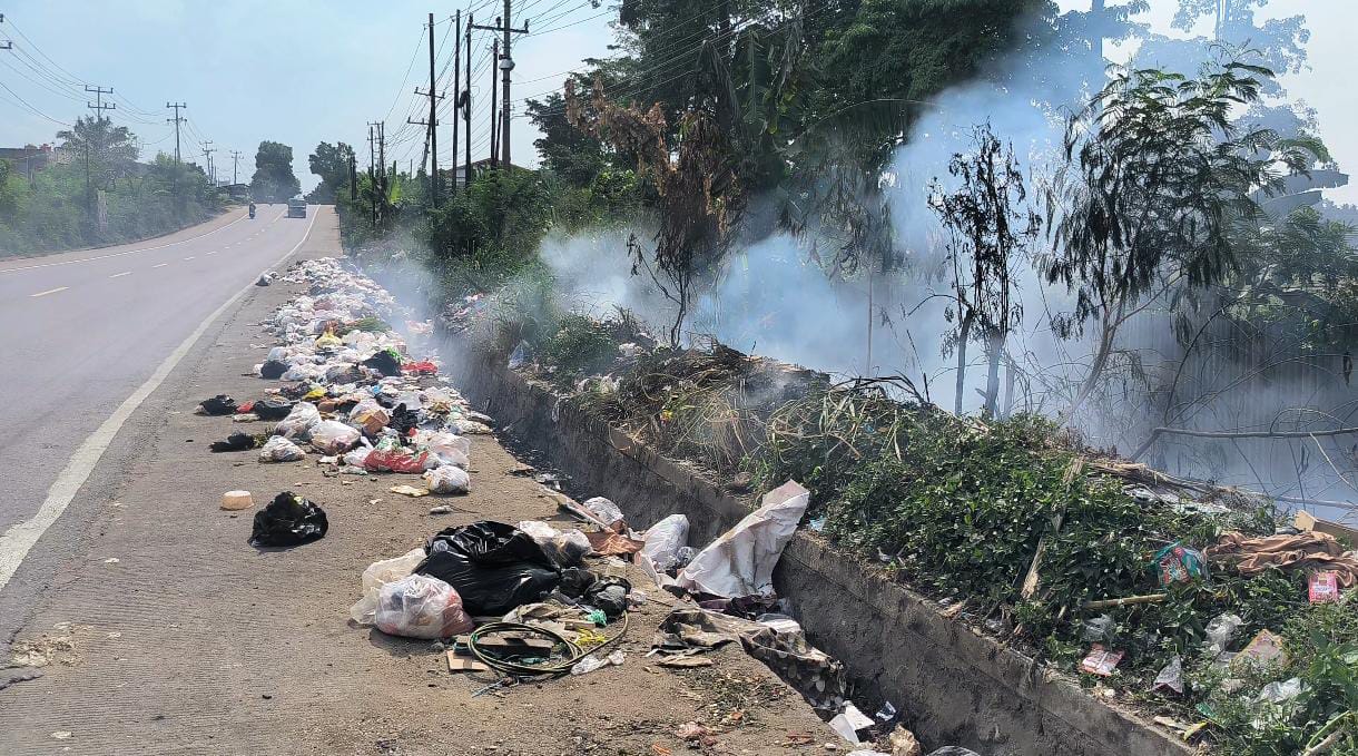 Jadi Sumber Penyakit dan Banjir, Warga Keluhkan Tumpukan Sampah di Jalan Lintas Mendalo Darat