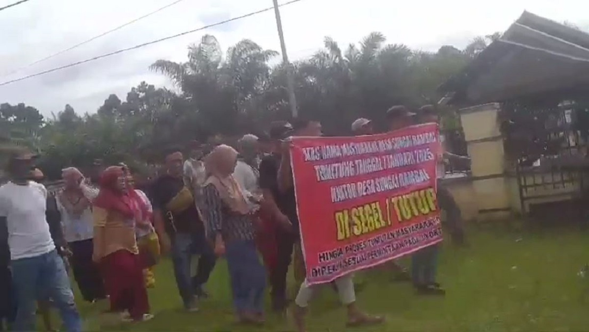 Desak Kades Mundur, Puluhan Warga Sungai Rambai Segel Kantor Desa 