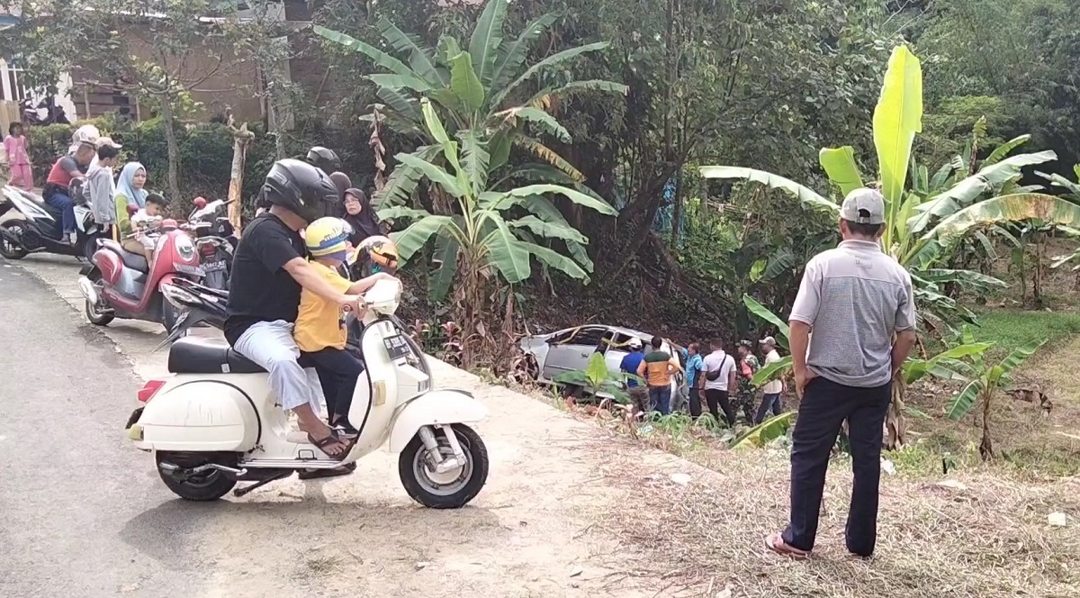 Mobil Agya Satu Keluarga Terjun Bebas ke Jurang Karena REM Blong, 2 Penumpang Luka dan Patah tulang