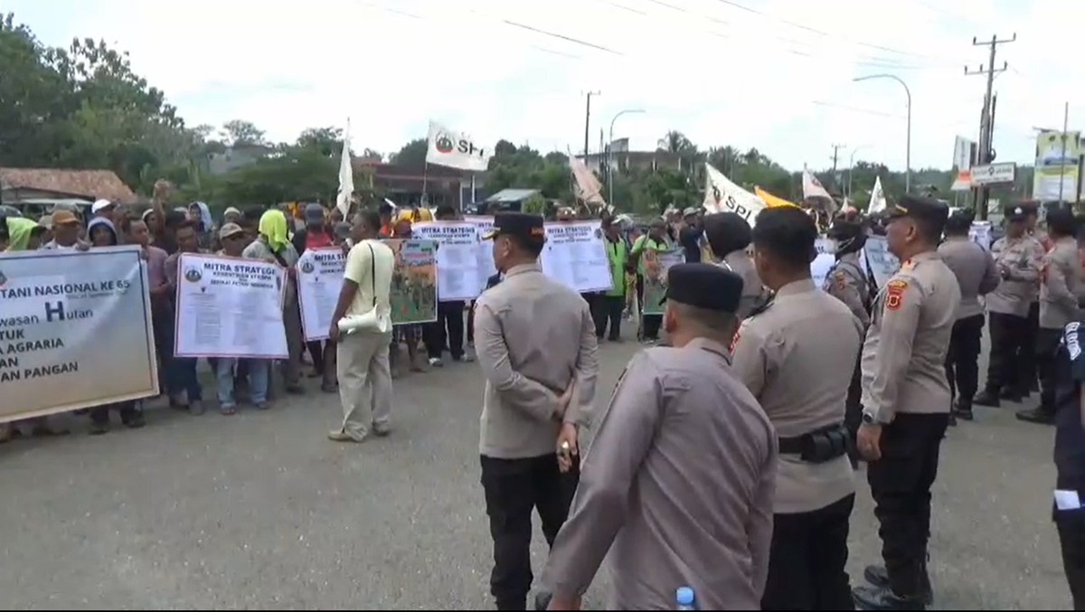 HARI TANI NASIONAL 2025 LONGMARCH PETANI TEBO TERHENTIDI GERBANG KANTOR BUPATI TEBO