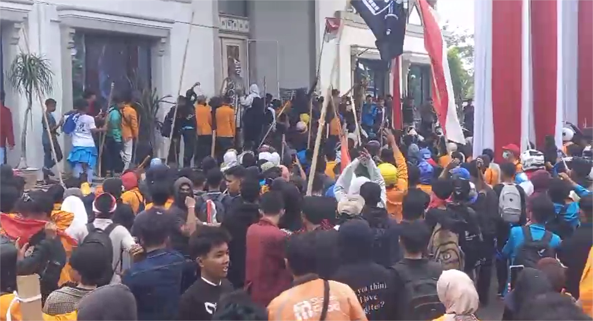 Gerbang DPRD Diterobos, 500 Personel Dikerahkan Redam Kericuhan